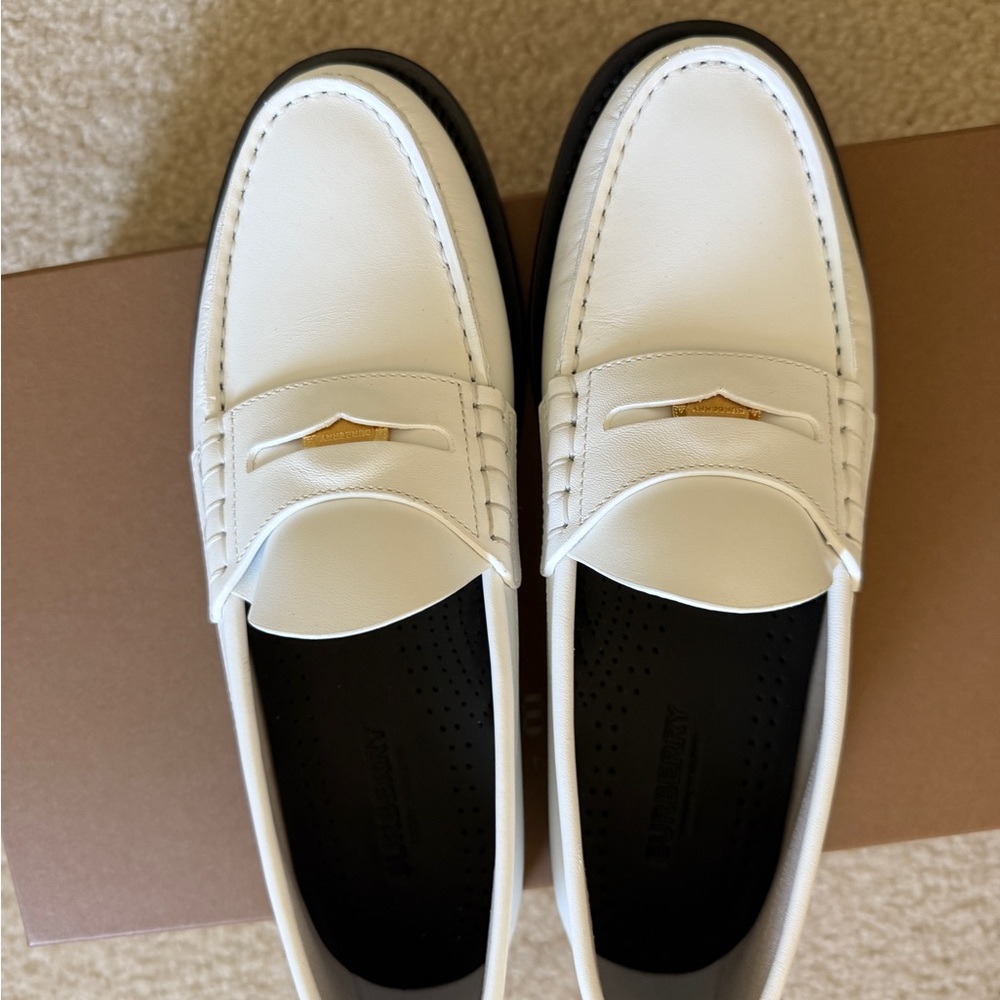 NWT Burberry white Penny Loafers with Gold Logo Penny Detail